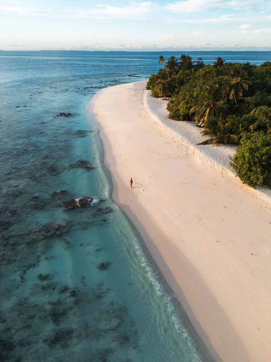 A long beach on the lagoon side of an island, Huvadhu Atoll